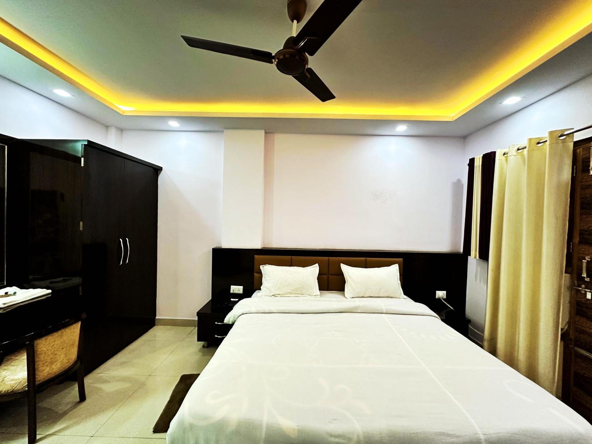 Hotel Pink Paradise 戈勒克布尔 外观 照片