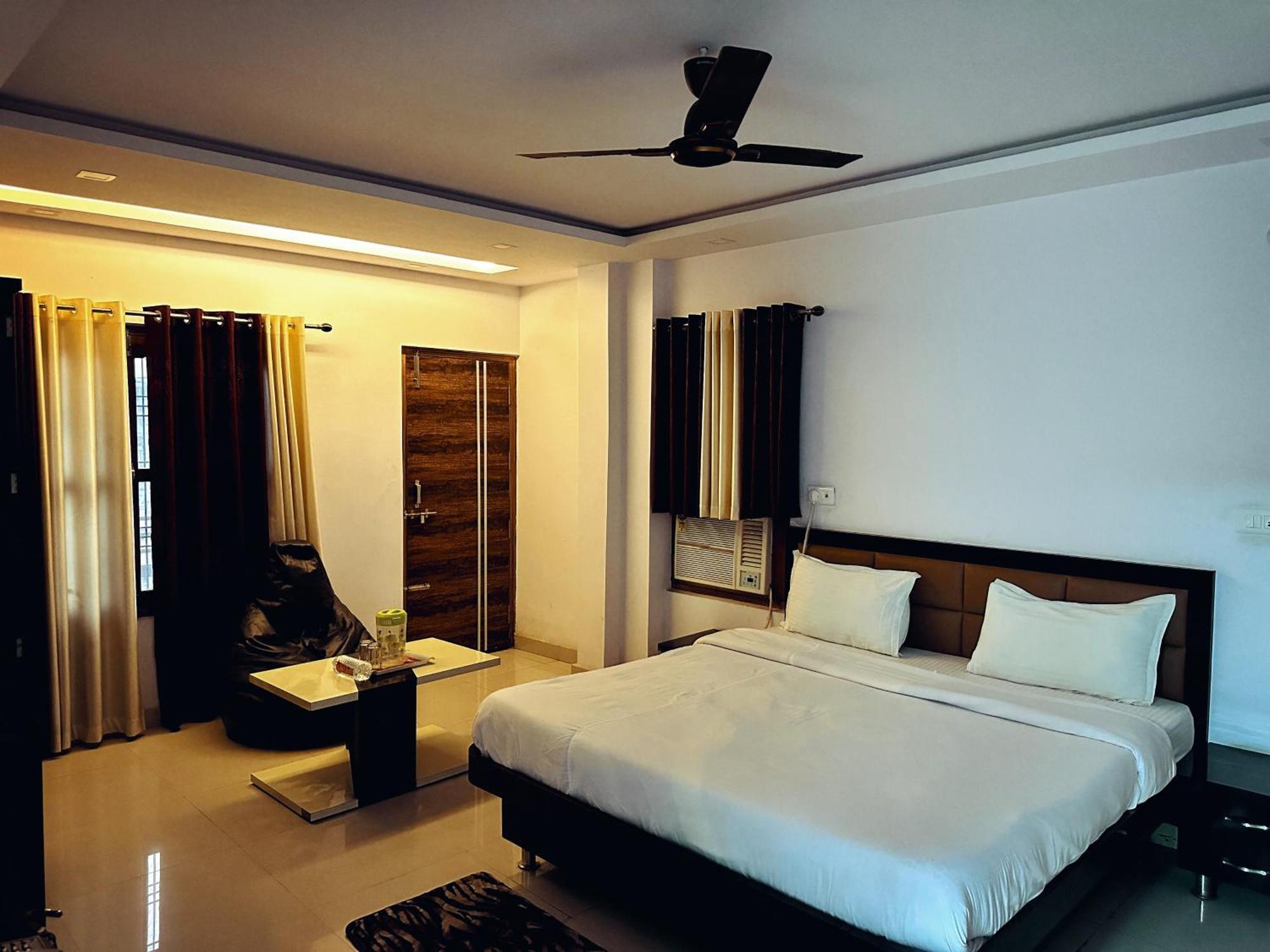 Hotel Pink Paradise 戈勒克布尔 外观 照片