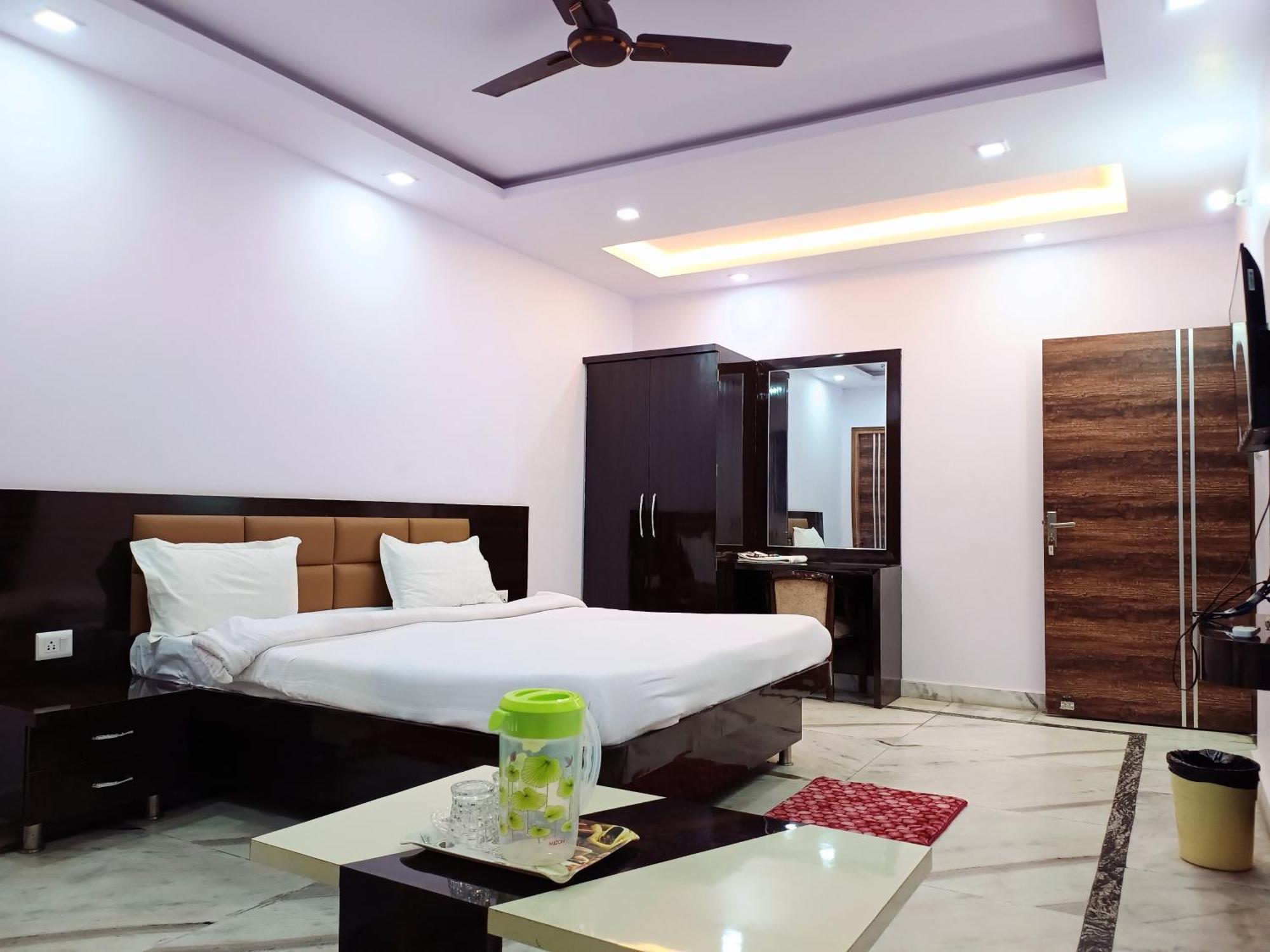 Hotel Pink Paradise 戈勒克布尔 外观 照片